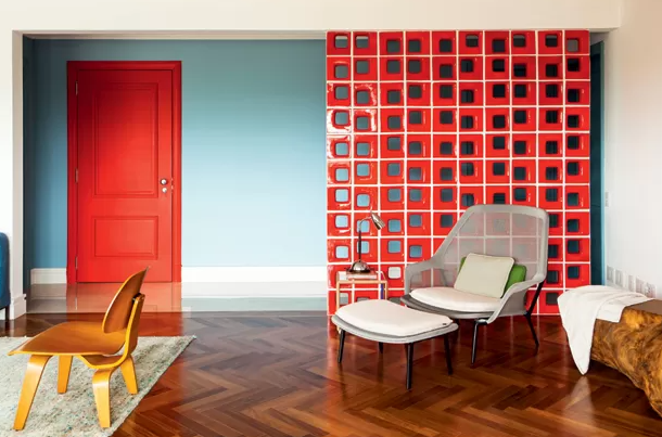 Sala com divisória feita com cobogós de cerâmica vermelha