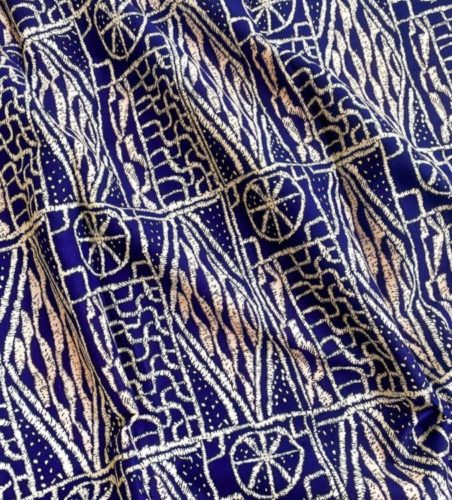 Padronagem do continente africano, das Casa das Kapulanas, uma especialista em tecidos africanos. Fundo azul com traços brancos