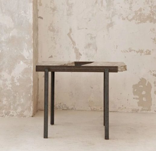 Mesa com design, feita com fragmentos de madeira oriunda de piso de uma fábrica.