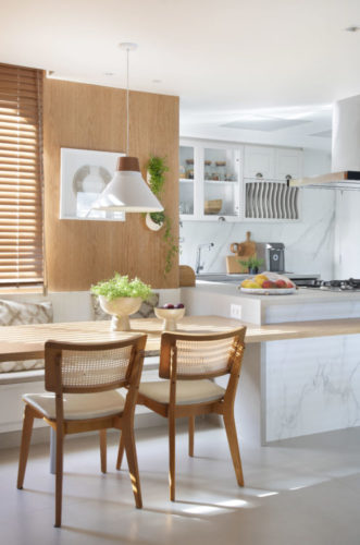 O porcelanato está em quase todos os ambientes do apartamento: na cozinha, ele aparece nas bancadas, no piso em tom de cinza claro (modelo Danks Cement Hope, da Portobello) e nas paredes (inclusive nas áreas “marmorizadas”).