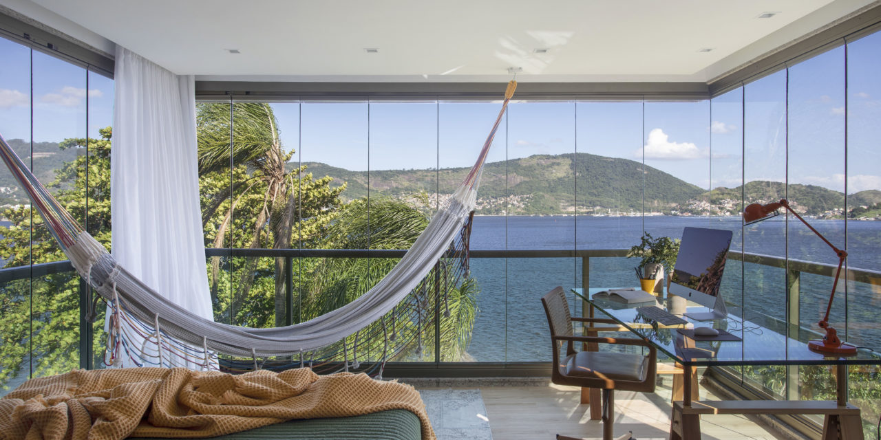 Piano na sala, rede na varanda e uma vista espetacular neste apartamento em Niterói