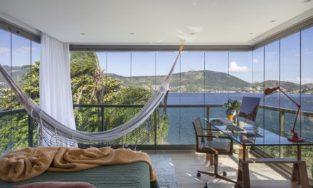 Piano na sala, rede na varanda e uma vista espetacular neste apartamento em Niterói