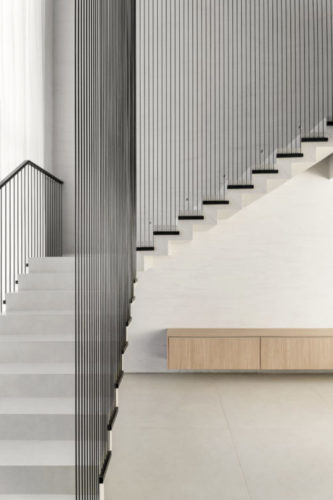 Escada minimalista, acompanhando o décor dessa casa de 665m2 