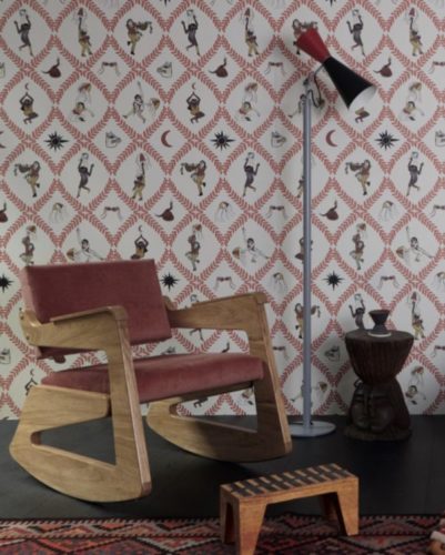 Cadeira em madeira e estofada em veludo vinho. ao fundo, uma papel de parede estampado
