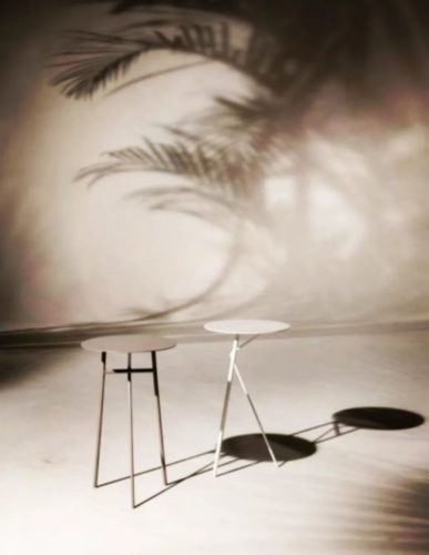Uma fotografia de produção de décor; bancos e sombras 