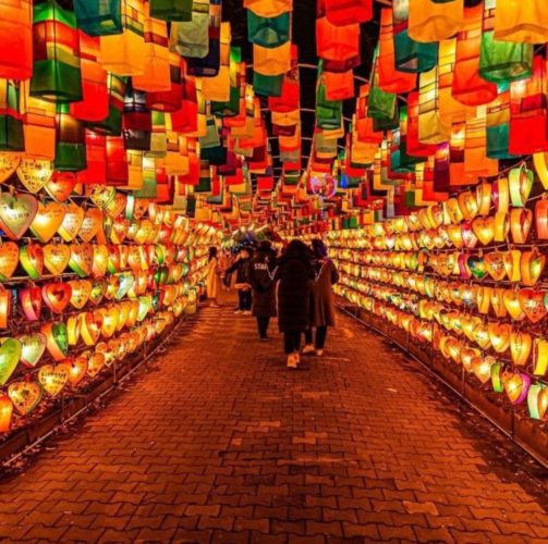 exposição recente no Centro Cultural Coreano Brasil, em plena Avenida Paulista. Esta instalação, deslumbrante, é uma reprodução do Festival das Luzes da Coreia, mais especificamente da cidade de Jinju.