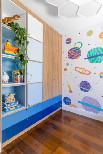 Pepel de parede e armários do quarto infantil
