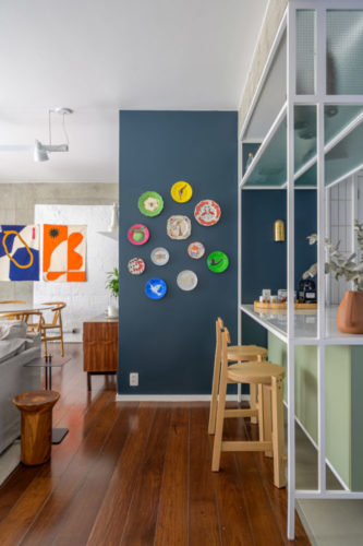 Composição de pratos coloridos na parede pintada de azul
