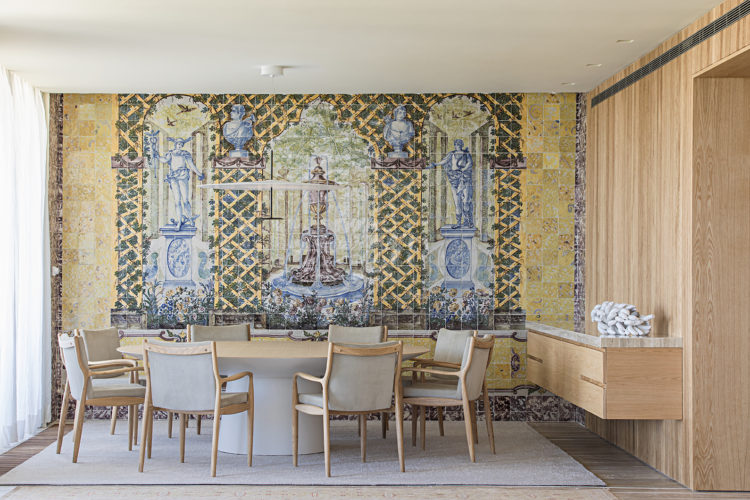Sala de jantar, coma parede de fundo revestida com um painel em azulejos 