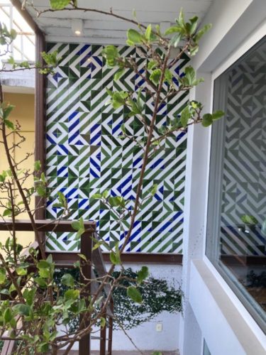Azulejos decorados na parede externa da varanda
