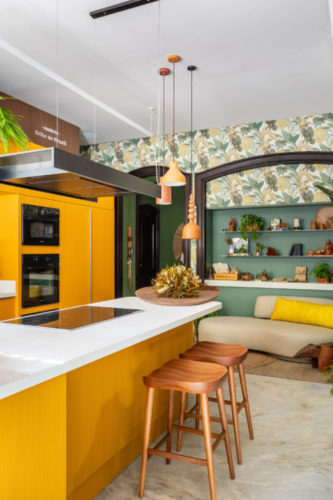 Cozinha na mostra CasaCor Rio 2023. Papel de parede estampado e armários amarelos.