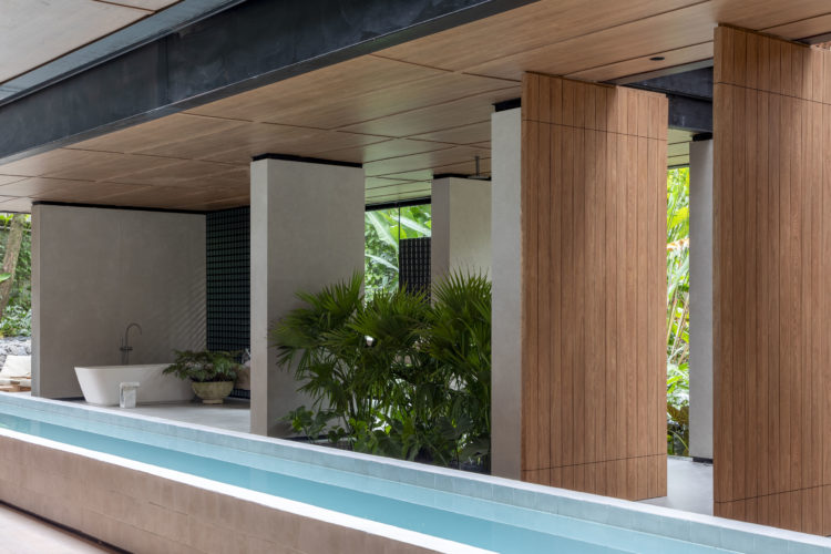 CasaCor Rio 2023 - Pavilhão Deca, construção de 300m2 em forma de caixa, cortada ao meio por uma extensa raia de piscina