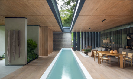 CasaCor Rio 2023 – Pavilhão Deca, construção de 300m2  em forma de caixa, cortada ao meio por uma extensa raia de piscina