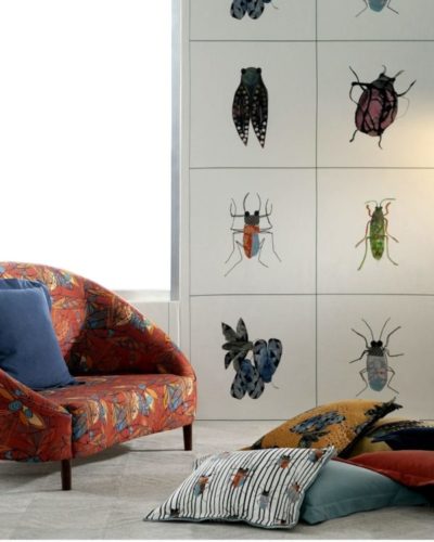 Poltrona e almofadas com tecido estampado com desenhos de insetos