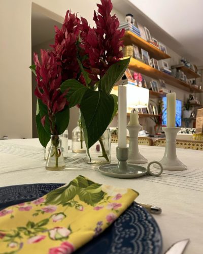 Uma mesa singela, na minha casa, para homenagear o primeiro dia da primavera.