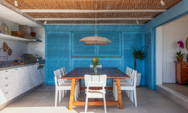 Casa em Búzios com venezianas azuis e área gourmet com vista para o mar
