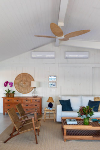 Casa em Buzios decorada em tons claros, muito branco na parede, teto e sofás, pitadas de azul nos objetos