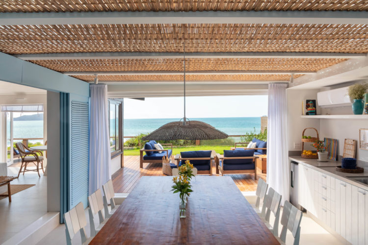Casa em Búzios com venezianas azuis e área gourmet com vista para o mar