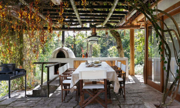Casa de campo com estética rústica em harmonia com a natureza ao redor