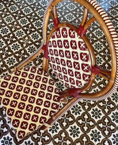 cadeira de fibra sobre o piso cerâmico, algo que remete entre o marroquino e o árabe.