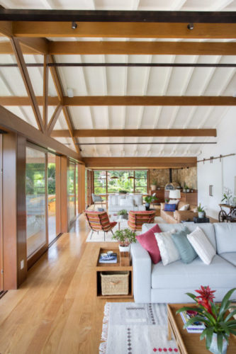 Sala da casa de campo, piso em madeira, telhado em duas réguas. 