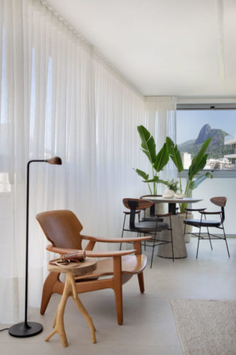 Décor despojado, urbano e elegante em 90m2, em Botafogo, no novo apartamento de uma casal do sul que mora no Rio de Janeiro há muitos anos e encomendou o projeto de reforma geral do imóvel ao arquiteto Rafael Ramos.