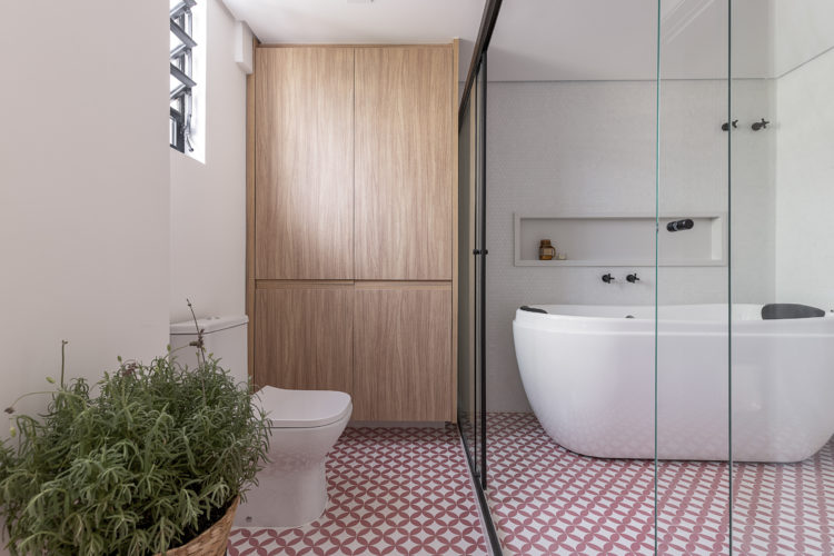 Apartamento da década de 50 no bairro de Higienópolis recebe reforma completa, e o banheiro de casal dobra de tamanho para receber uma banheira