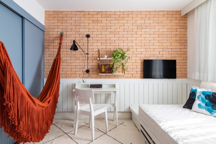 Reforma de apartamento no Brooklin, São Paulo, proporciona uma casa com "cara de vida de verdade", para um casal com dois filhos, um de nove e outro de doze anos.  Com uma rotina de trabalho híbrida, possuem mais de um ambiente para home office em casa. Quarto reversível, que funciona como home office, ao fundo, parede de tijolinho