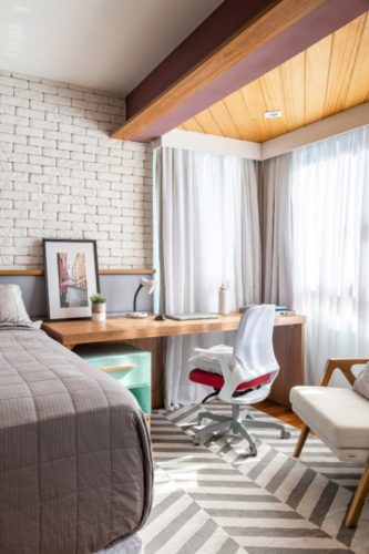 Reforma de apartamento no Brooklin, São Paulo, proporciona uma casa com "cara de vida de verdade", para um casal com dois filhos, um de nove e outro de doze anos.  Com uma rotina de trabalho híbrida, possuem mais de um ambiente para home office em casa. No quarto de casal, espaço para o home office