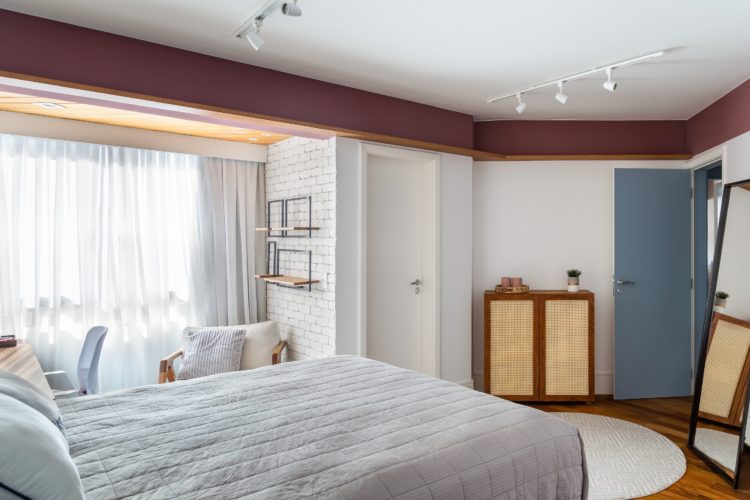 Reforma de apartamento no Brooklin, São Paulo, proporciona uma casa com "cara de vida de verdade", para um casal com dois filhos, um de nove e outro de doze anos.  Com uma rotina de trabalho híbrida, possuem mais de um ambiente para home office em casa.