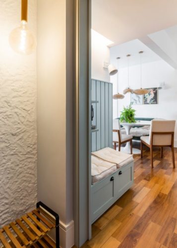 Reforma de apartamento no Brooklin, São Paulo, proporciona uma casa com "cara de vida de verdade", para um casal com dois filhos, um de nove e outro de doze anos.  Com uma rotina de trabalho híbrida, possuem mais de um ambiente para home office em casa. Hall de entrada com MUDROOM