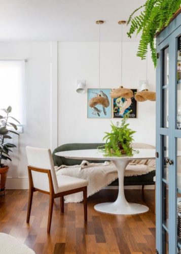 Reforma de apartamento no Brooklin, São Paulo, proporciona uma casa com "cara de vida de verdade", para um casal com dois filhos, um de nove e outro de doze anos.  Com uma rotina de trabalho híbrida, possuem mais de um ambiente para home office em casa. Mesa de jantar Saarinem com duas cadeiras e sofá 