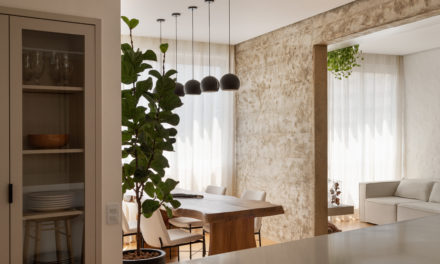 Vigas de concreto e parede com textura artesanal dão o tom nesse apartamento de 130m2 em Ipanema