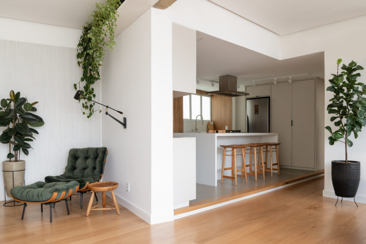 Vigas de concreto, reboco aparente e parede com textura artesanal dão o tom nesse apartamento de 130m2 em Ipanema. Cozinha aberta para a sala