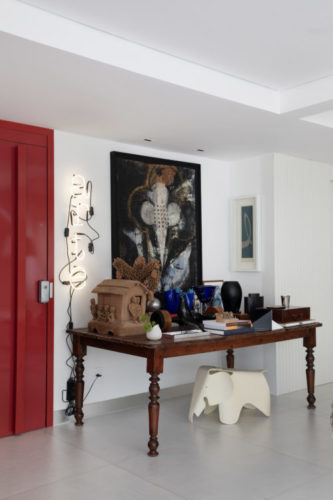 Em Recife, o novo lar da arquiteta Ana Moura (sócia do escritório Ana Moura Ana Higino Arquitetura) e o marido empresário Ricardo Moura Júnior. Porta da entrada pintada em lacca vermelha