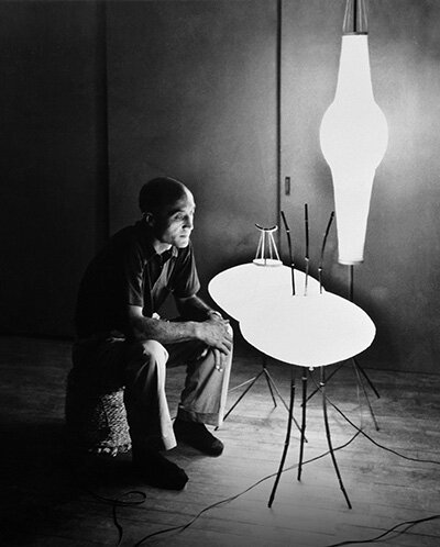 As Akari Light Sculptures - criadas pelo artista nipo-americano Isamu Noguchi (1904- 1988) em 1951, têm um significado poético: Luz e Leve