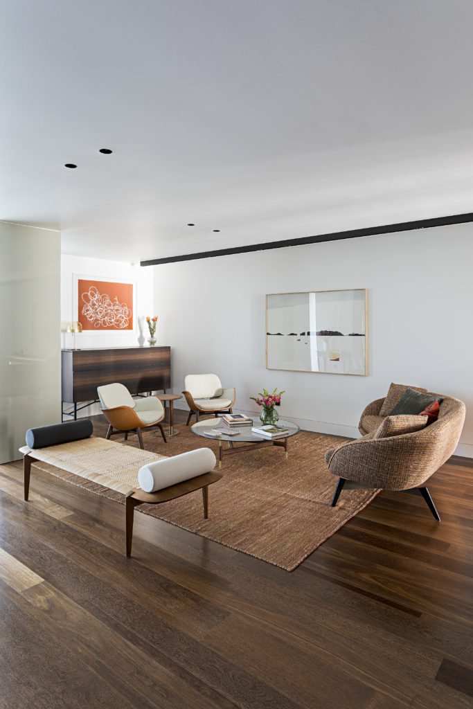 O contraste entre o antigo e o moderno define o estilo desse apartamento de 290m2 em Lisboa, projetado pela a arquiteta Andrea Chicharo. A arquiteta reuniu referências portuguesas, obras de arte brasileiras e diversas texturas, para compor o estilo de decoração. 