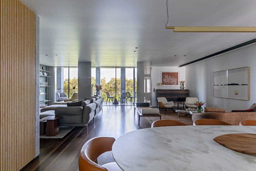 O contraste entre o antigo e o moderno define o estilo desse apartamento de 290m2 em Lisboa, projetado pela a arquiteta Andrea Chicharo. A arquiteta reuniu referências portuguesas, obras de arte brasileiras e diversas texturas, para compor o estilo de decoração. 