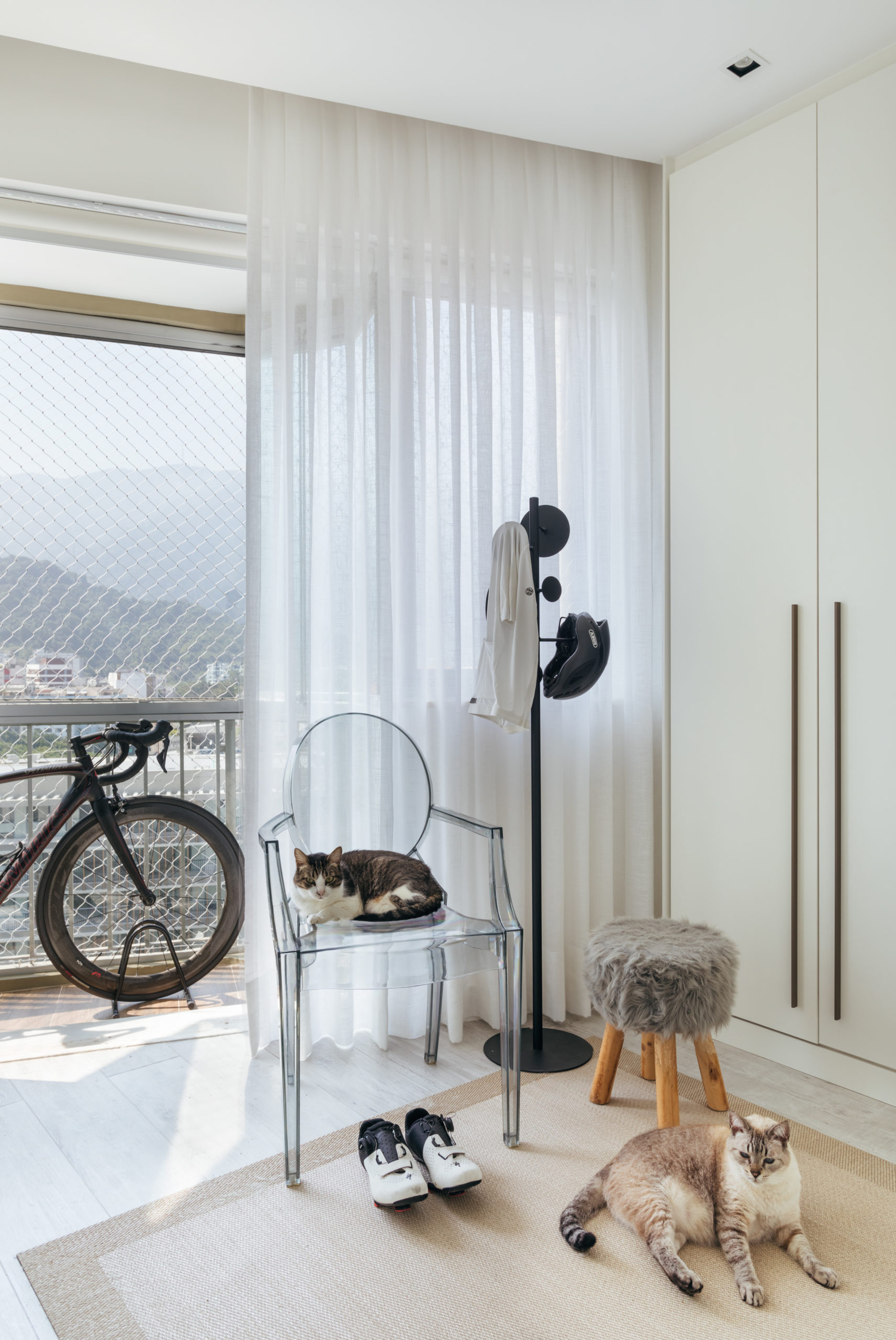 Releitura contemporânea do estilo escandinavo e orçamento enxuto guiam o projeto deste apartamento de 84m2 no Lebon (RJ), assinado pelo arquiteto Nilton Montarroyos.