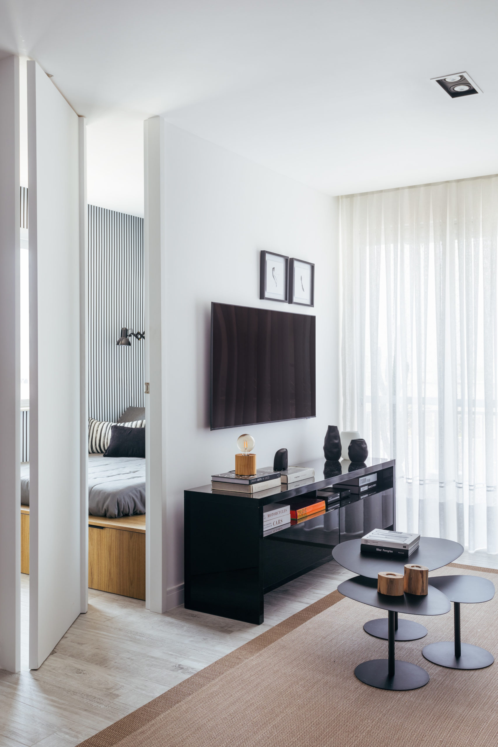 Releitura contemporânea do estilo escandinavo e orçamento enxuto guiam o projeto deste apartamento de 84m2 no Lebon (RJ), assinado pelo arquiteto Nilton Montarroyos.
