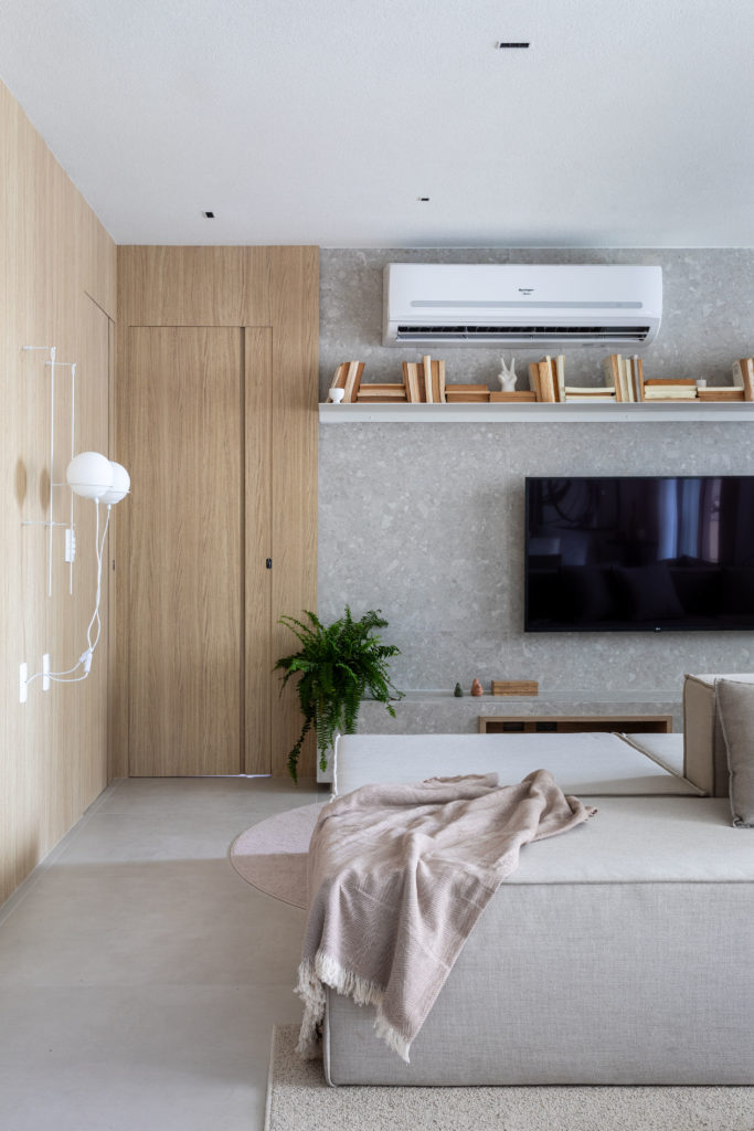 Estilo Japandi neste apartamento de 110m2 em Niterói, no bairro Ingá. Esteticamente, o projeto reflete muito do estilo japandi, que é a união dos estilos arquitetônicos japonês e escandinavo, marcado pela delicadeza, simplicidade com elegância e sensação de conforto.