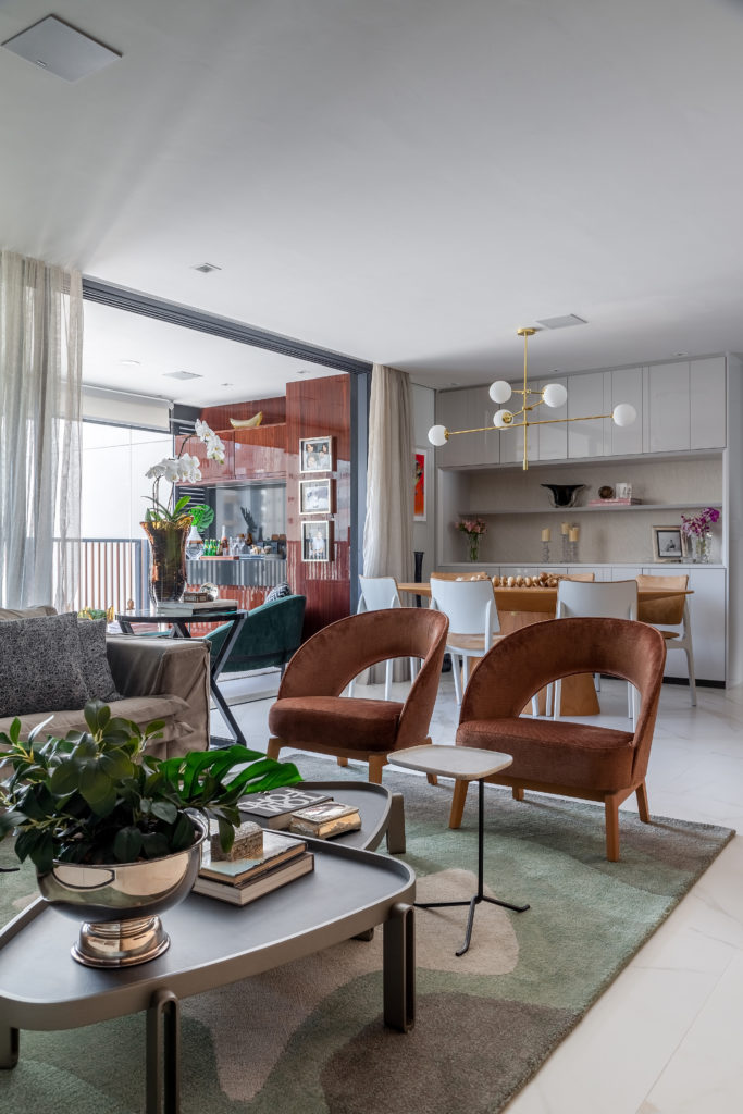 Por dentro do apartamento de uma arquiteta: confira detalhes do projeto de reforma de Ana Rozenblit, que criou uma residência elegante e criativa que mescla o clássico com o moderno.