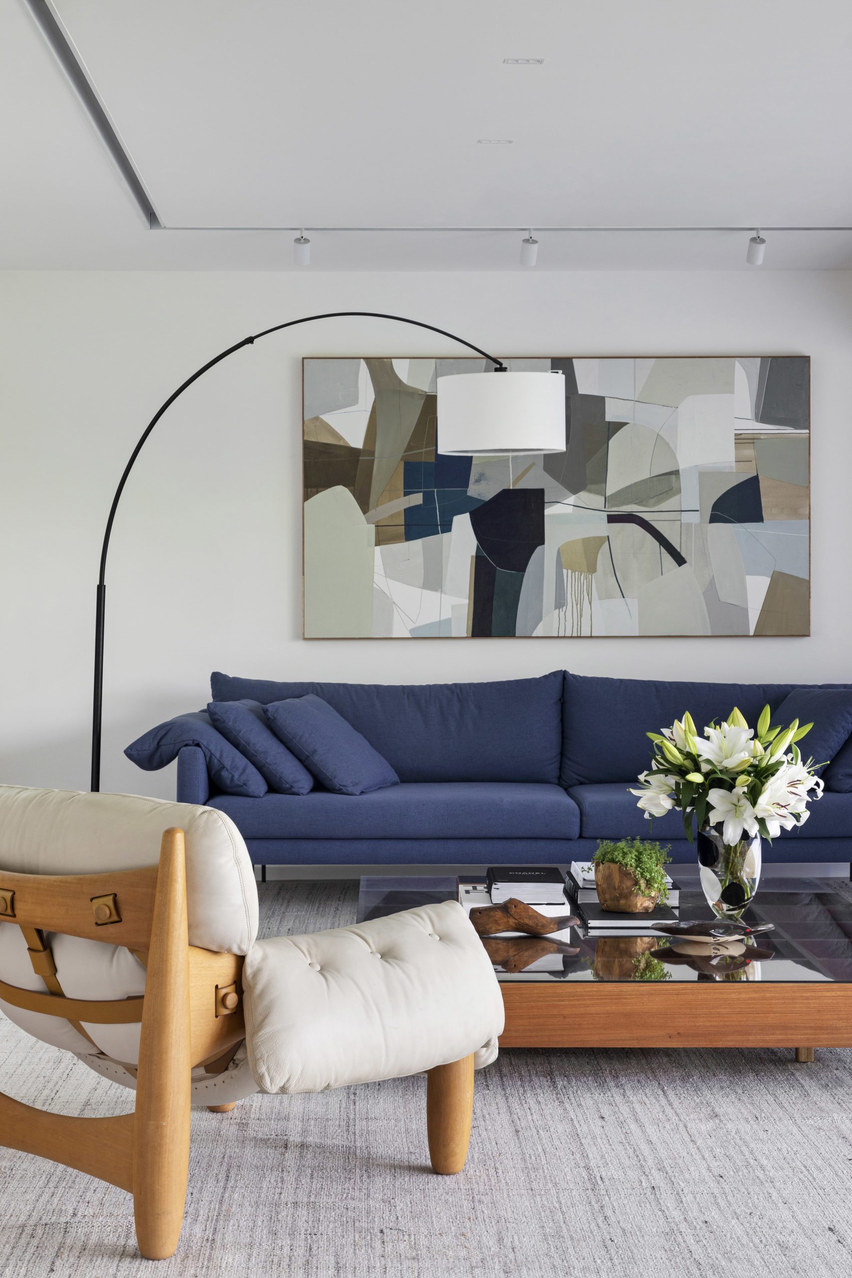 Panaggio, arquiteto,  destaca ainda algumas obras de arte, como a tela grande do artista Moacyr Travaglia, acima do sofá azul da sala de estar.