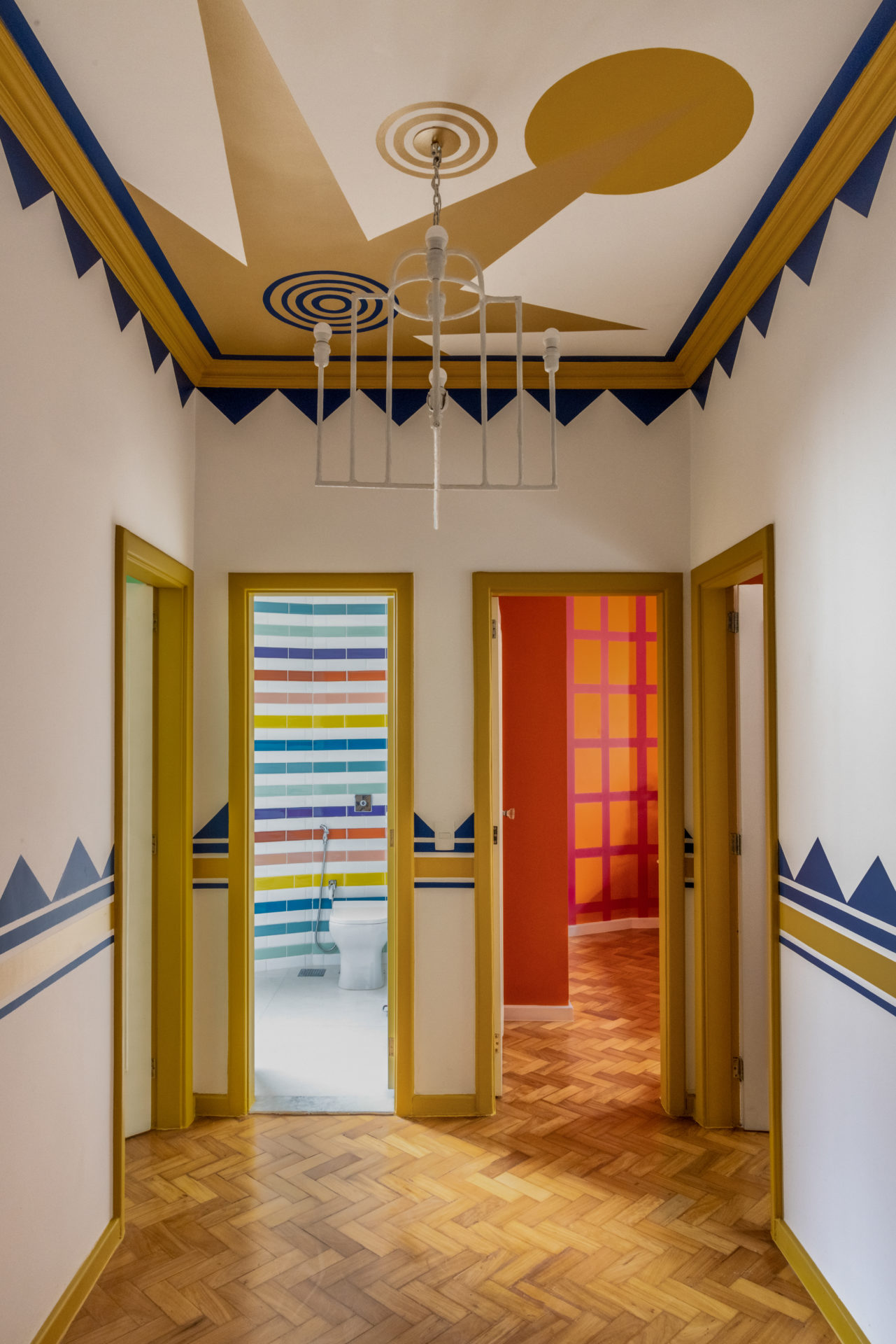 hall dos quartos (não existe corredor) tem inspiração em Calder, Miró e a cultura indígena, uma mistura quase alucinógena, toda desenhada por Jean e que traz mais alegria ainda ao apartamento.