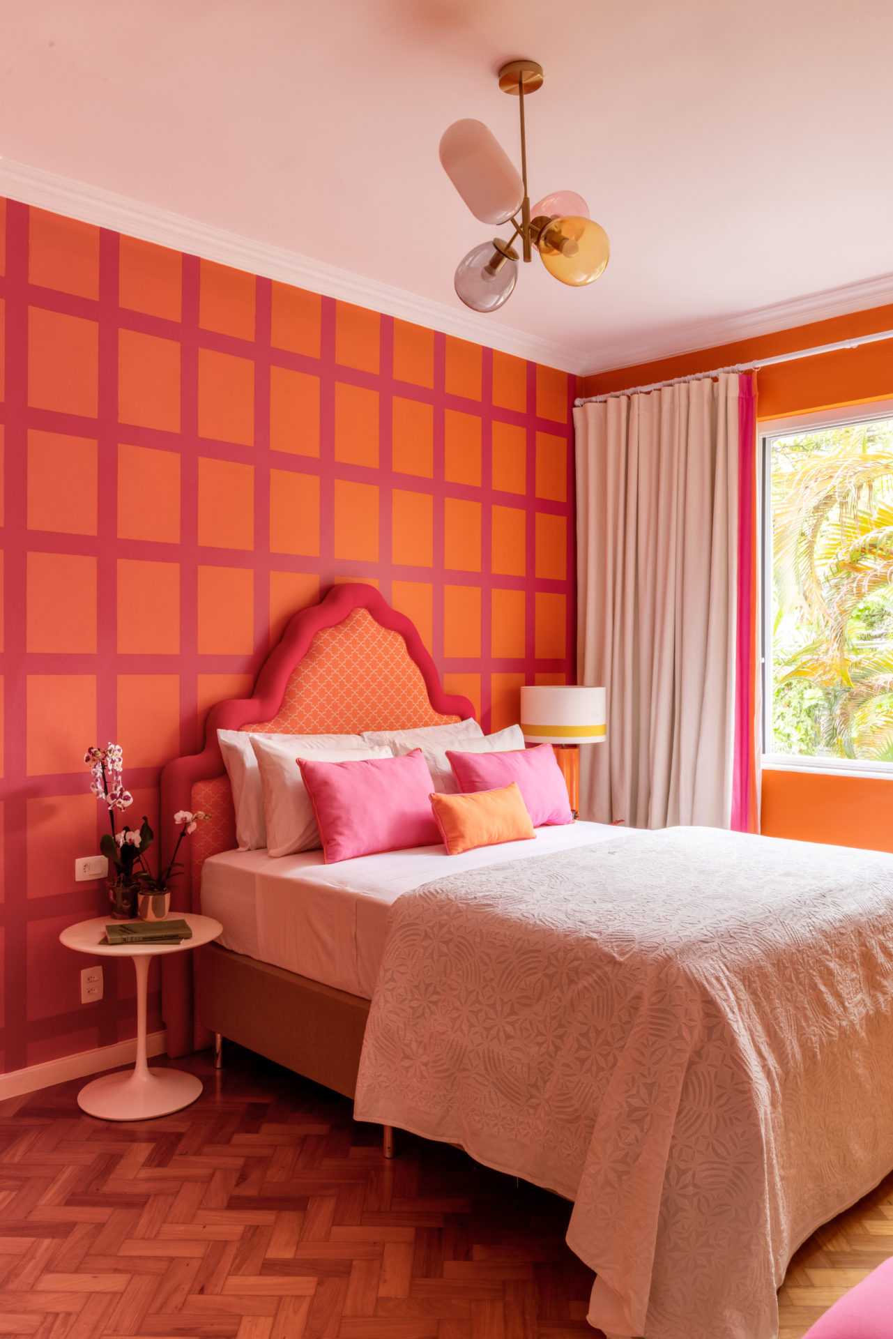 Apartamento Almodovariano - Sem bege, cinza e branco. Quarto com as paredes pintadas de laranja e rosa formando quadrados