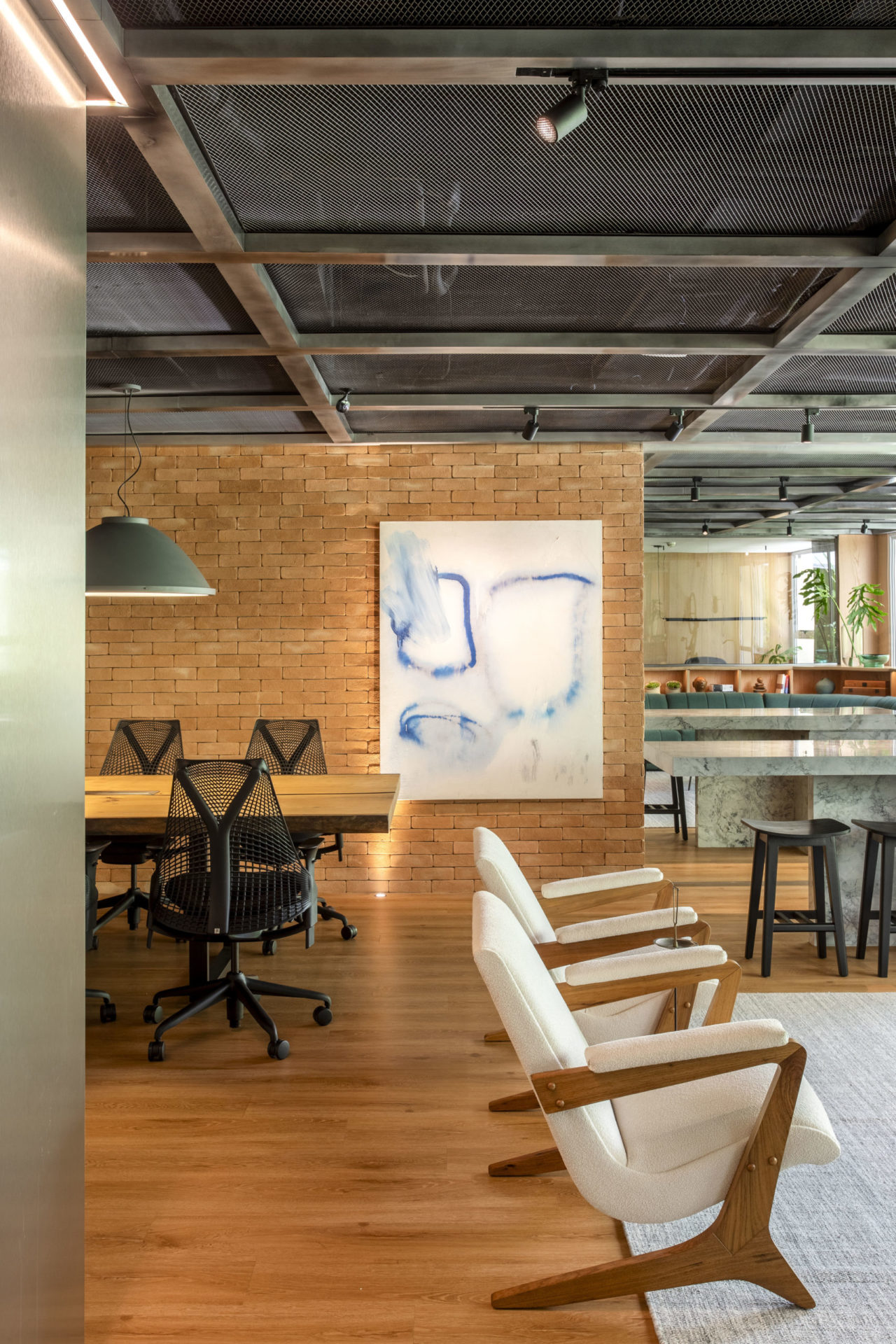 Com 90m², este escritório localizado no Leblon (RJ) foi projetado pelas arquitetas Carolina Escada e Patricia Landau, do escritório Escala Arquitetura, com uma atmosfera de casa.