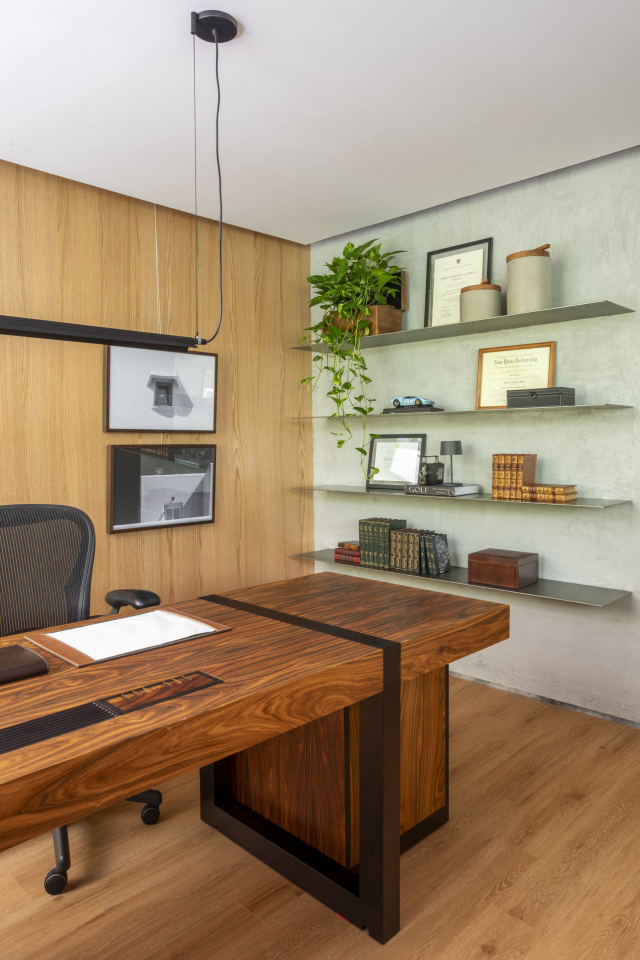 Com 90m², este escritório localizado no Leblon (RJ) foi projetado pelas arquitetas Carolina Escada e Patricia Landau, do escritório Escala Arquitetura, com uma atmosfera de casa.
