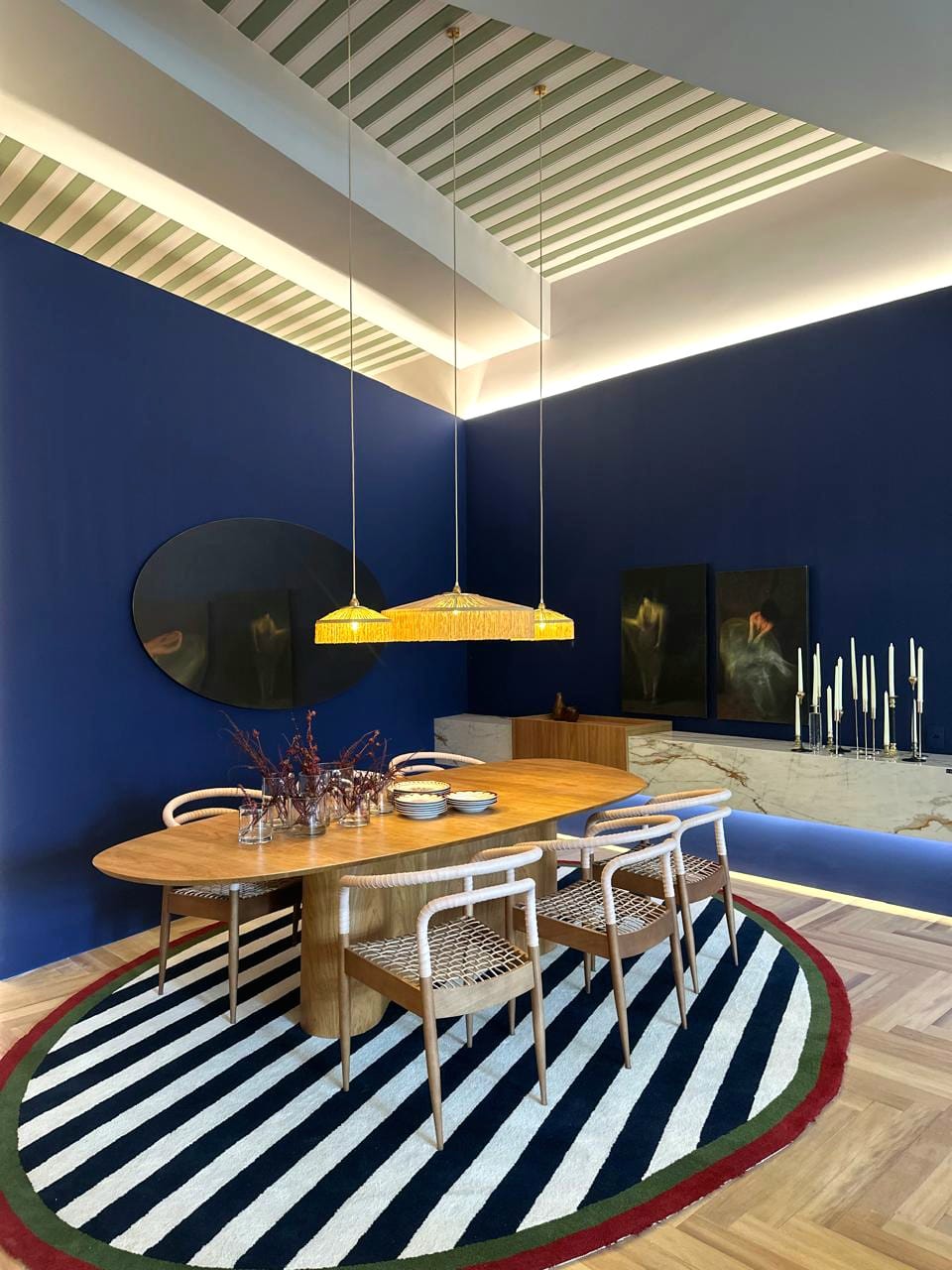 Cor é vida. Ambiente de sala de jantar com as paredes pintdas de azul profundo