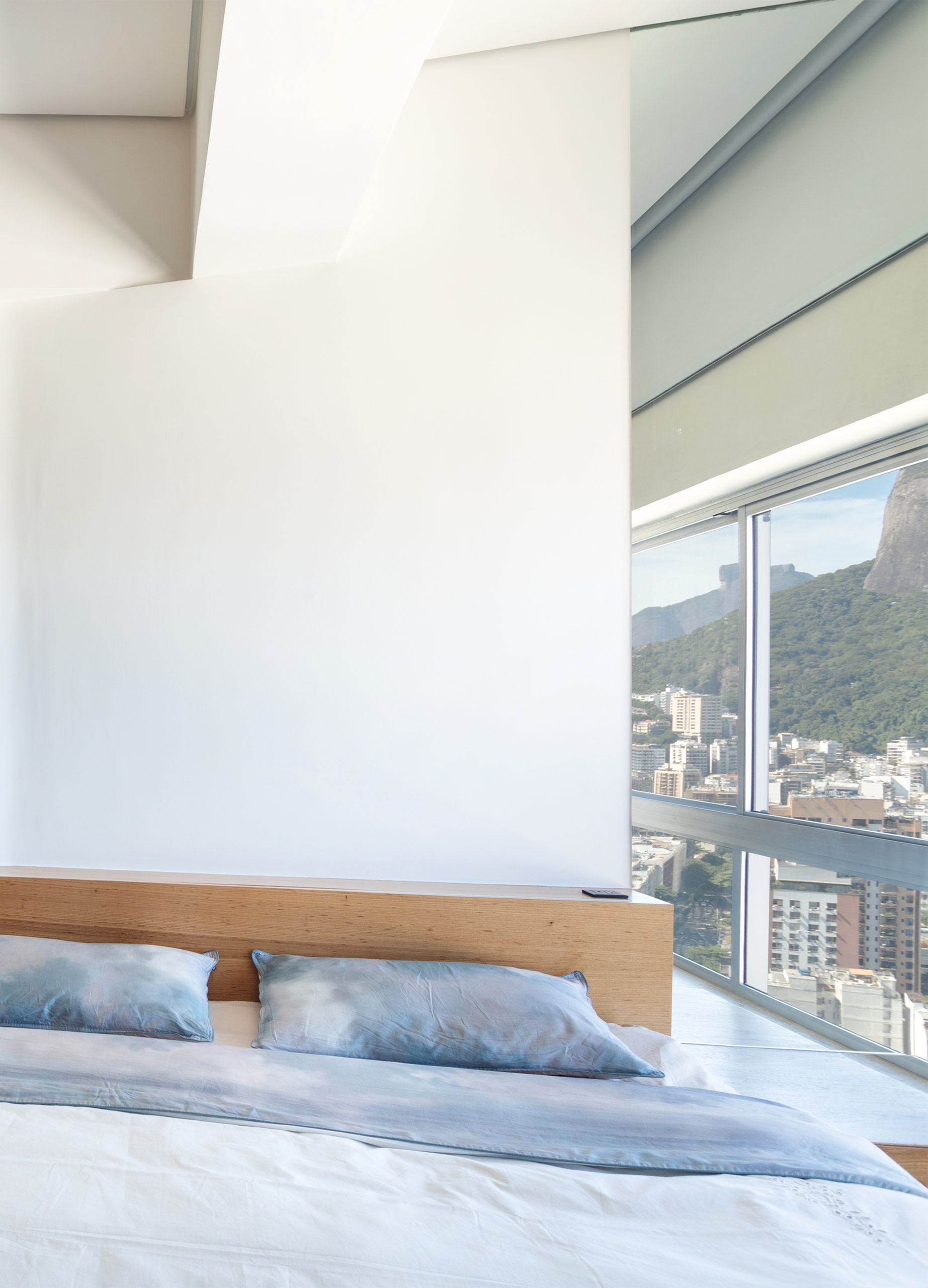 Com uma planta baixa desafiadora em formato de fatia de pizza, este apartamento com 48m2, localizado no alto de um edifício cilíndrico, com vista indevassável da Praia do Leblon, acaba de passar por uma reforma completa, comandada pelo arquiteto Rodrigo Cardoso.