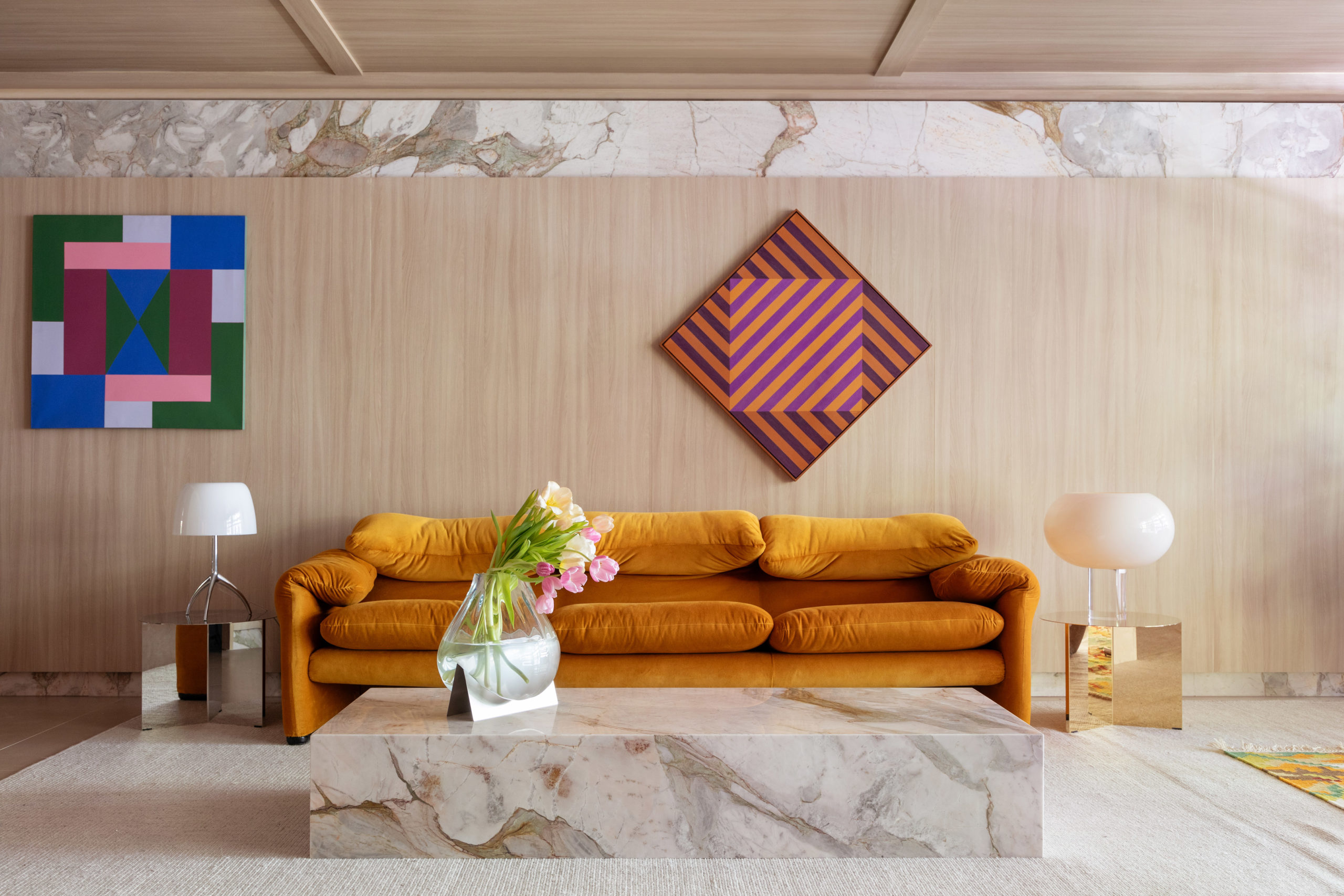 A decoração contemporânea é pontuada por peças vintage garimpadas na Galeria Teo, com destaque para o sofá Maralunga (desenhado por Vico Magistretti para Cassina na década de 70)